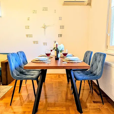 Spacious & Attractive 600m-7minuta Hoda Od Centra, Mogucnost Za Parking-apartmani-nsmilos *